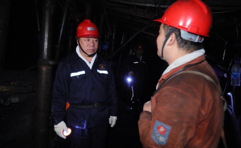 張秉德在峻德礦宣講調(diào)研檢查時(shí)強(qiáng)調(diào) 學(xué)習(xí)貫徹黨的二...